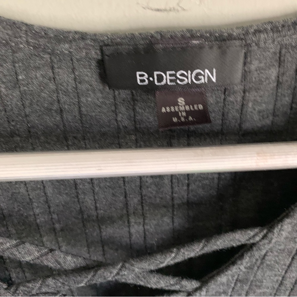 B DESIGN Ribbed Gray Criss Cross V neck Top S - Picture 3 of 3